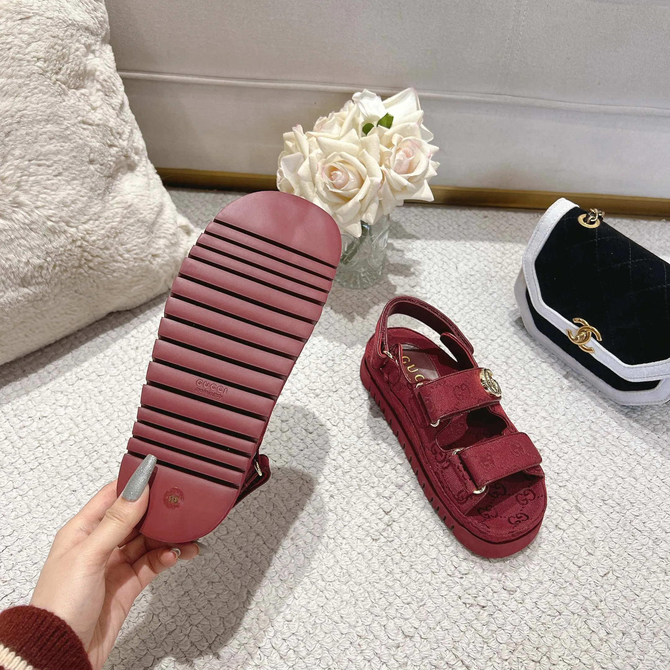 👟👟Ex-factory price 500👟👟Gucci’s modern design aesthetic explores the path of unique craftsmanship, cleverly integrating the brand’s classic elements with its beloved brand logo. The sandal is embellished with the beloved Double G hardware, adding a touch of understated branding to the design, complementing the versatility of the Velcro straps. Outsole: Wear-resistant and easy-to-bend sawtooth rubber foam sole! Ultra-light sole. Natural PU heightening insole. Size: Female 35-41#